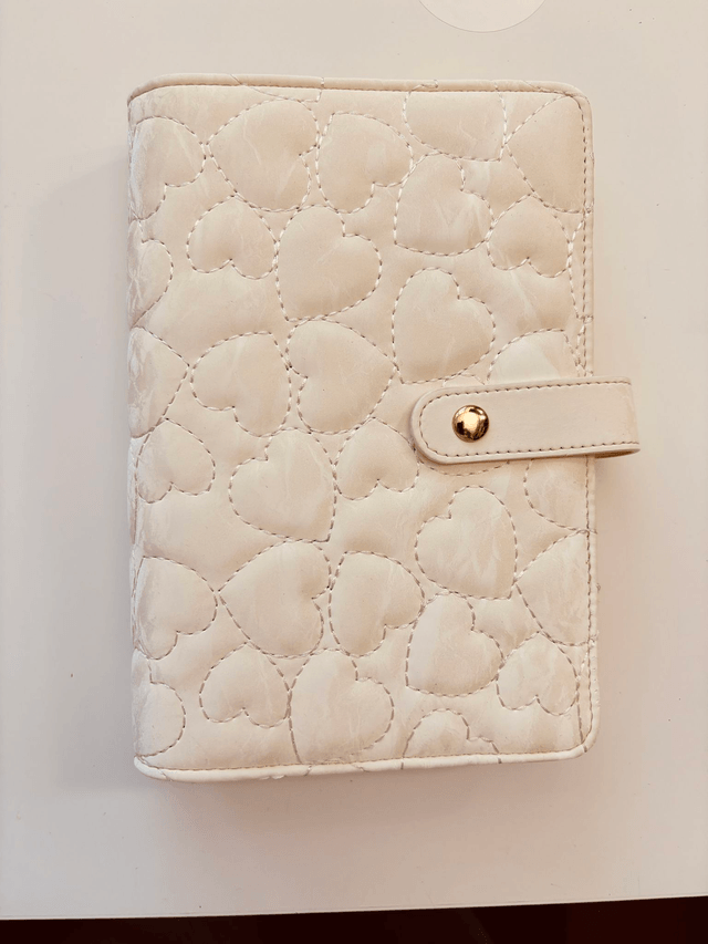 Classeur blanc avec coeurs
