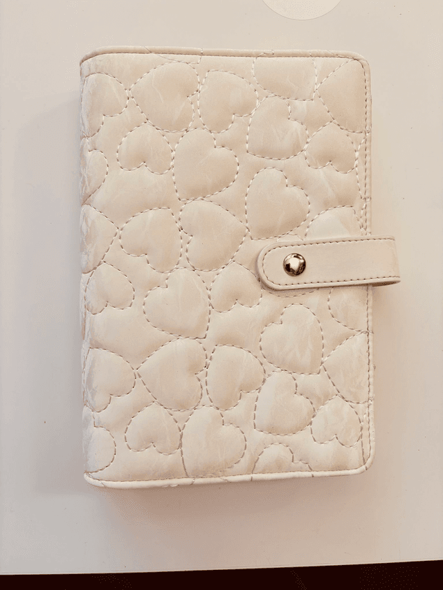 Classeur blanc avec coeurs